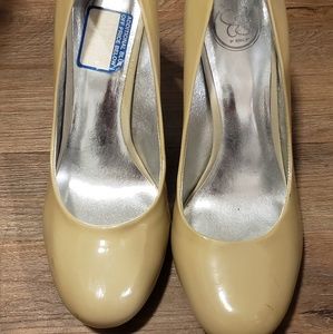 Jessica Simpson nude round toe pumps